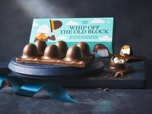 marksandspencer_DenOtcu2023__tabulka cokolady Whip Off the Old Block s marshmallow naplni a slanym karamelem_239Kc.jpg